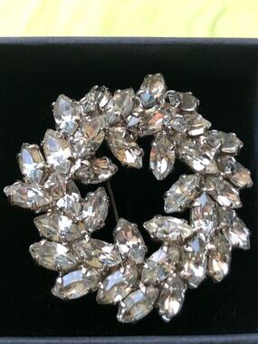 Vintage 1950s wreath rhinestone brooch